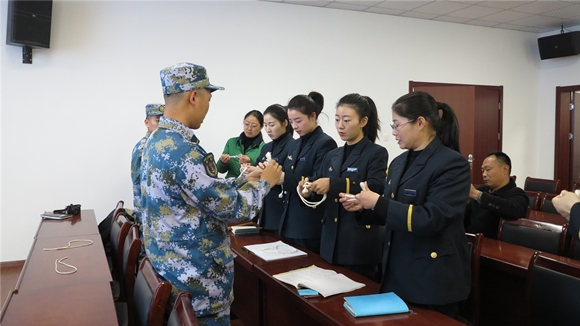 海军诞生地纪念馆邀请东海舰队上海基地专业人士来馆开设打绳结讲座